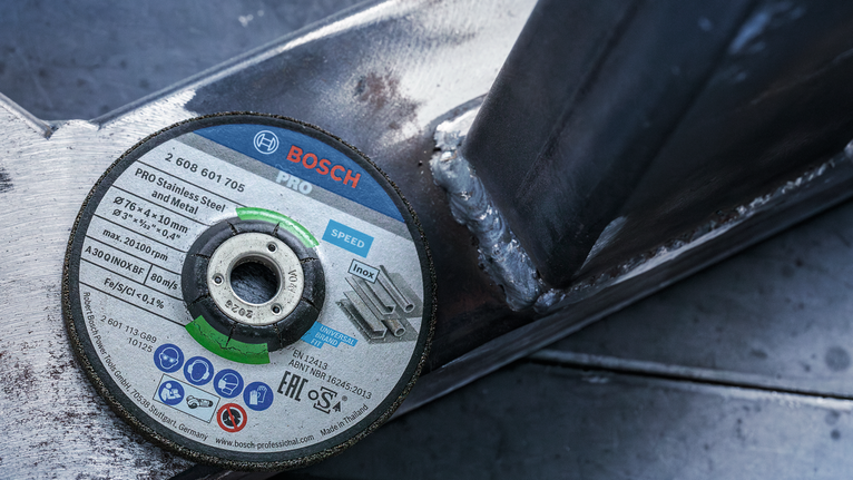 Brusni disk leži na zavarenom metalnom spoju.