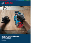 Egy Bosch Professional szerszám látható fából készült asztalon, védőkesztyűs kezekkel.