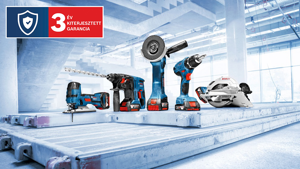 Bosch Professional szerszámok egy építkezésen, kék és piros színekben, munkafelületen.