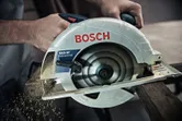 מסור עגול של Bosch לחיתוך עץ.