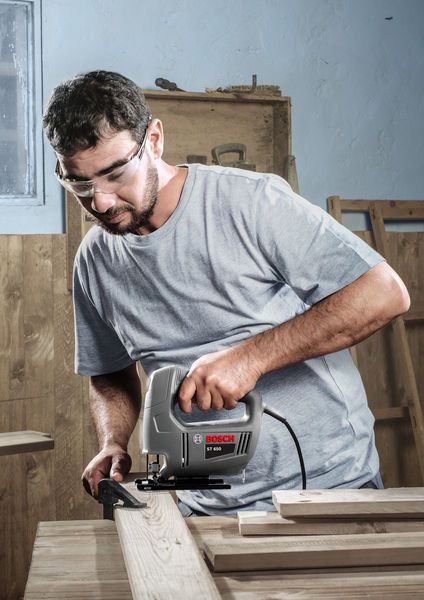 Bosch ST 650 jigsaw for precise wood cutting.