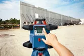 Un operatore utilizza una livella laser in un cantiere edile.