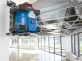 Livella laser montata su una parete all'interno di un edificio luminoso e non ancora ultimato.