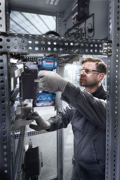 Cacciavite Bosch ISR 18V-30 PHX, utilizzato per lavori di assemblaggio.