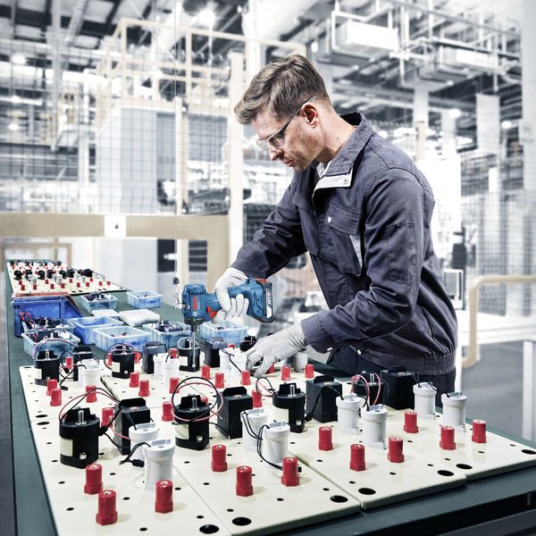 Avvitatore a batteria Bosch ISR 18V-30 PHX utilizzato per l'assemblaggio.