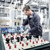 Avvitatore a batteria Bosch ISR 18V-30 PHX utilizzato per l'assemblaggio.