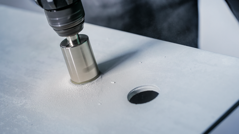 La carotatrice crea un foro circolare pulito su una superficie di cemento.