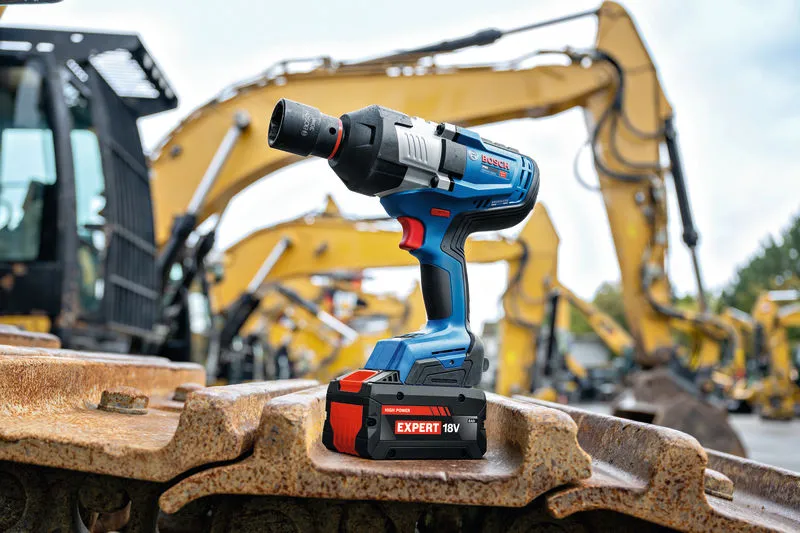 Avvitatore a impulsi a batteria appoggiato su un'attrezzatura da costruzione all'aperto.