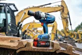 Avvitatore a impulsi a batteria appoggiato su un'attrezzatura da costruzione all'aperto.