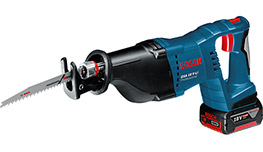 Una sega alternativa Bosch Professional blu su sfondo bianco, con batteria visibile.