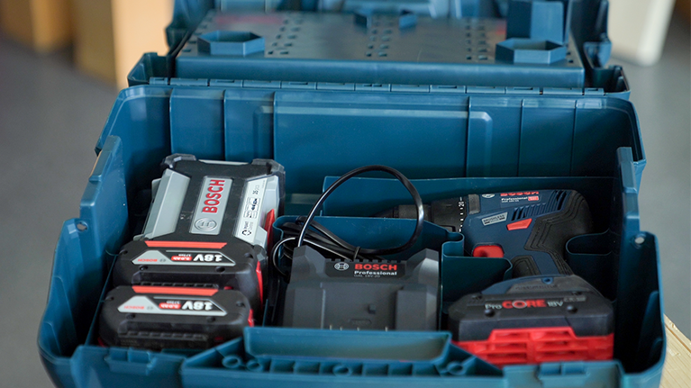 Cassetta blu Bosch Professional con utensili e batterie in ordine.