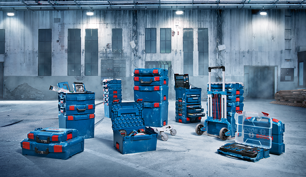 Vari strumenti Bosch Professional blu disposti in un ambiente industriale.