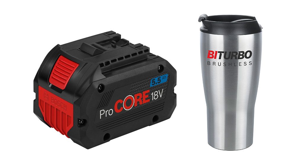 Batteria Bosch ProCORE 18V nera e rossa accanto a una tazza in acciaio con logo.