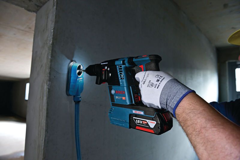 مطرقة Bosch GBH 18V-26 F اللاسلكية الدوارة قيد الاستخدام.