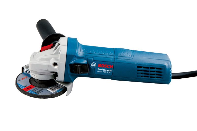 ماكينة صنفرة الزوايا Bosch GWS 750-100 بمقبض مريح.