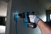 مطرقة Bosch GBH 18V-26 F اللاسلكية الدوارة قيد الاستخدام.