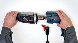 Две руки держат инструмент Bosch Professional на белом фоне.