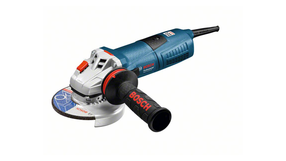 Угловая шлифовальная машина Bosch Professional на белом фоне.