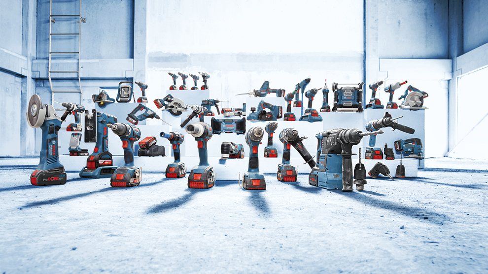 Инструменты Bosch Professional на белом фоне, синий и красный цвета, различные модели.