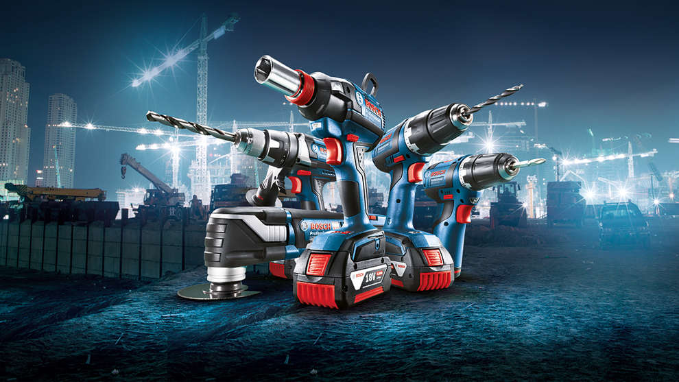 Инструменты Bosch Professional на строительном фоне, синий и черный цвет.