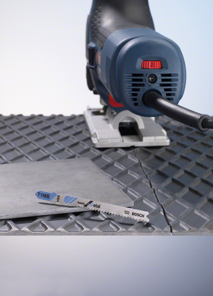 Распиливание металлического листа лобзиком на фактурной поверхности.