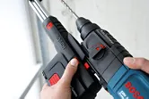 „Bosch GBH 2-23 REA“ smūginis gręžtuvas su dulkių ištraukimu.