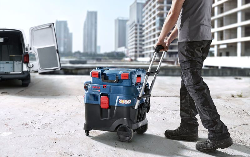 „Bosch GAS 12-40 MA“ universalus dulkių siurblys ant ratukų.