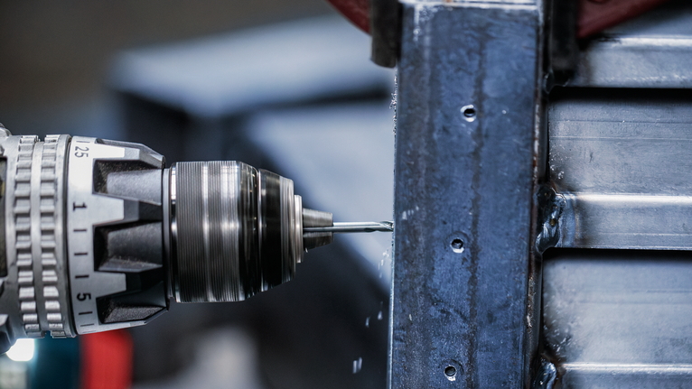 Gręžkite skyles metalinėje sijoje.