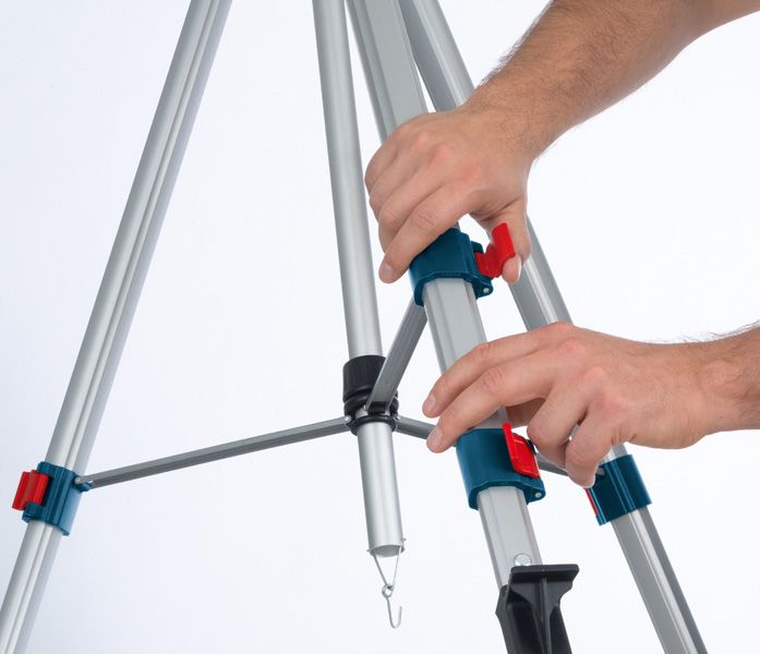 Bosch BT 250 ēkas statīva augstuma regulēšana.