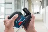 Bosch RM 1 piederums ar GCL 2-15 lāzera līmeņošanas instrumentu.