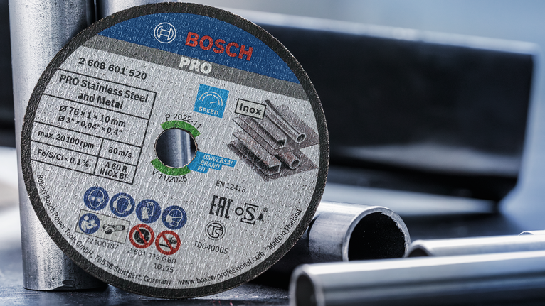 Griešanas disks nerūsējošajam tēraudam un metālam, kas novietots starp metāla caurulēm.