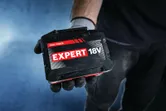 Bosch Expert 18V 15Ah akumulators cimdotā rokā.