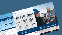 Divi vīrieši apspriež Bosch Professional instrumentus uz brošūras fona.