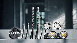 Profesionální nástroje Bosch: Kovové vrtáky a pilové listy uspořádané v řadě.