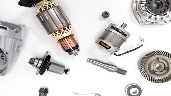 Various engine parts are lying on a white background, including rotors and shafts.