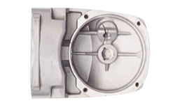 Una pieza de herramienta Bosch Professional plateada se encuentra sobre un fondo blanco.