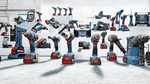 Farklı Bosch Professional aletleri açık bir zemin üzerinde duruyor.