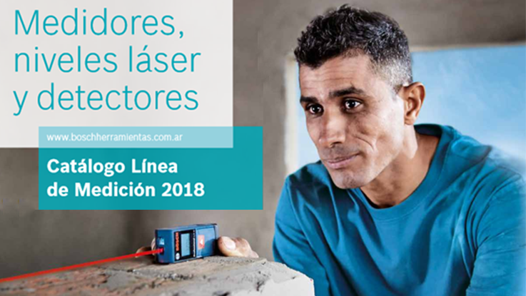 Un hombre verifica con un dispositivo láser Bosch en un bloque de concreto.