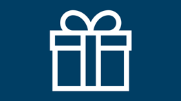 Bela darilo z pentljo na modrem ozadju.