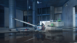 Ett Bosch Professional-verktyg arbetar i ett rum med vattenpölar.