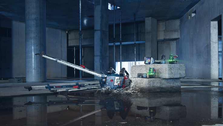 Профессиональный инструмент Bosch распыляет воду на строительной площадке.