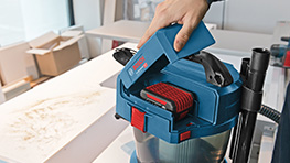 Синий пылесос Bosch Professional открывается.