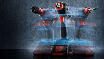 Три аккумуляторные отвертки Bosch Professional синего и красного цвета на сером фоне.