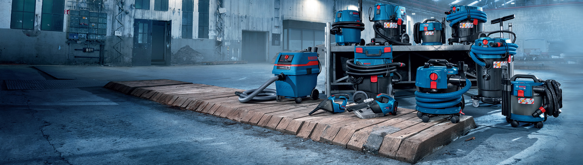 Різні інструменти Bosch Professional знаходяться на дерев'яній палеті.