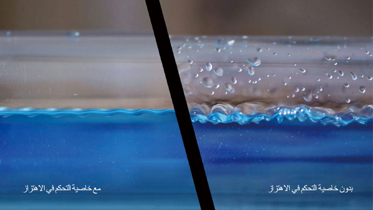 سطحا ماء بخصائص مختلفة، الأيسر أكثر سلاسة.