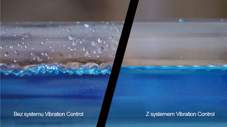 Dwa pojemniki z wodą, jeden spokojny, drugi z bąbelkami, test wibracji.