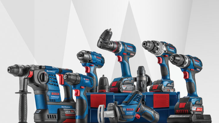 Varios destornilladores inalámbricos y herramientas azules Bosch Professional sobre una mesa.