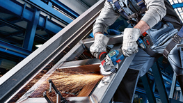 Рабочий использует угловую шлифовальную машину Bosch Professional на металле.