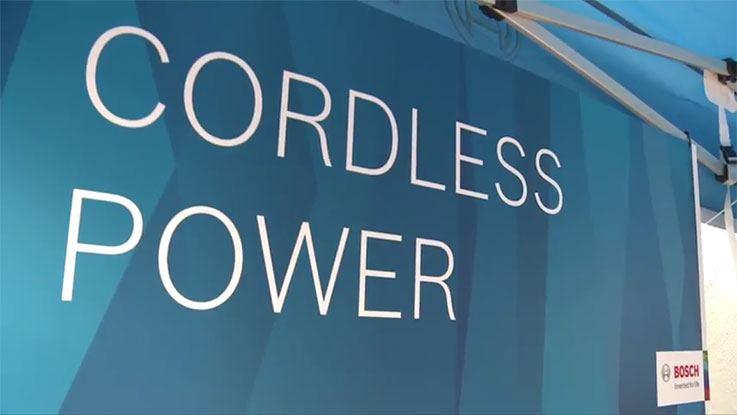 Синий баннер с надписью 'Беспроводная мощность' от Bosch.
