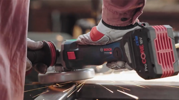 Кутова шліфувальна машина Bosch Professional в дії, іскри летять.